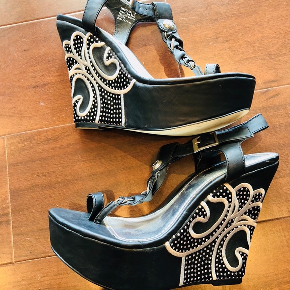 COPY - Dereon Fleur de Lis Wedge Heels - Picture 4 of 6